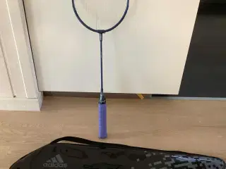 1 ADIDAS badmintonketcher inkl. cover og taske