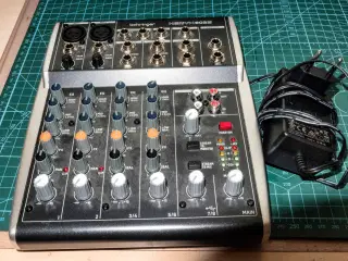 Mixer - Behringer XENUX802S. Med strømadaptor.