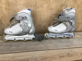 Rulleskøjter med knæbeskyttere og handsker
