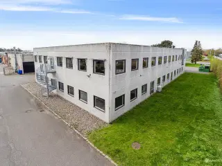 Lager på 695 m² med høj loftshøjde og to elektriske porte