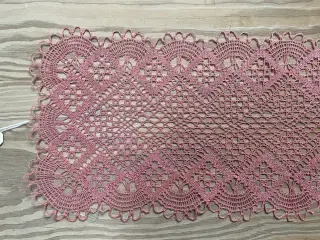 Kniplet bordløber eller festremse