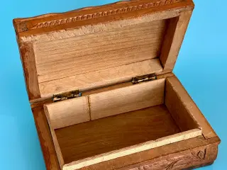 Forskellige vintage skrin håndlavede af træ