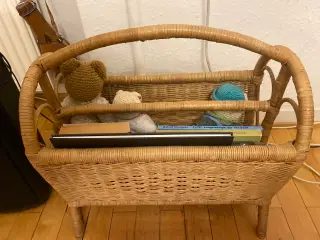 Flettet retro avisholder i rattan