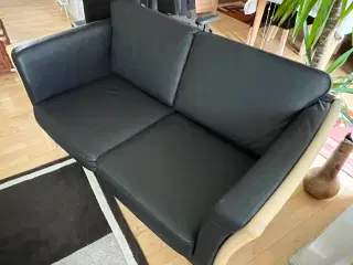 Sofa 2 & 3 i sort læder med bøge kant