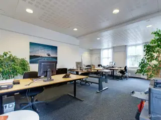 Lyst og rummeligt 90 m² kontor/klinik på MERCUR – fleksibelt lokale med flot lysindfald og eksklusive rammer.