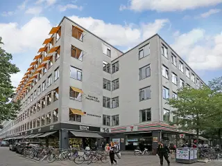 Centrale og effektive kontorer med adgang til tagterrasse og parkering