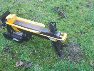 Brændekløver udlejes 150 kr pr. Døgn.