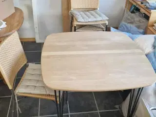 Køkkenbord og 4 stole