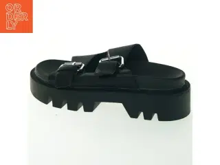 Sorte sandaler med spænder fra H&M (str. 36 )