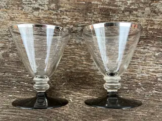 2 Lis snapseglas. 