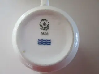 Royal Copenhagen hvid kop nr. 9596