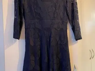 Blondekjole fra Anna Field