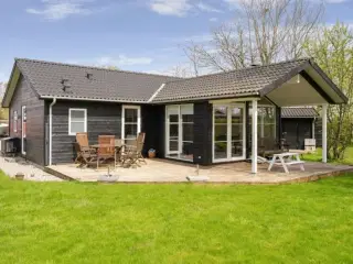 Feriebolig med sovepladser til 8 personer, (6 + 2 opredning i stue)  
t�t p� b�rnevenlig strand 
perfekt beliggenhed, t�t p� attraktioner