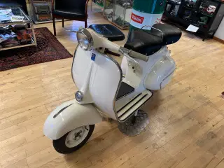 Vespa 125 årg 1964 i super stand.