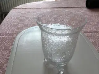 Glasvase på 3 små fødder. Ligner krakeleret glas!