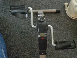 Pedaltræner med digitaldisplay. 