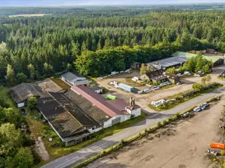 2200 m2 lager/produktionshal med 8 værelserudlejes