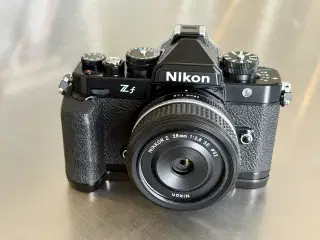 Nikon Zf med grib og objektiv