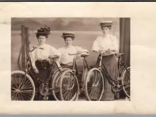 Fotokort - Lerchenborg Slot - 3 Damer på Cykler - Brugt