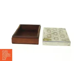 Ældre trææske med ciseleret metal låg (str. 10 x 15 cm)