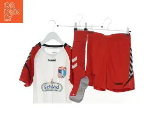 Hummel shorts og t-shirt og sokker sæt (str. 152 cm)