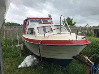 Motorbåd med bådtrailer