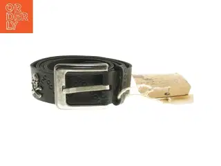 Sort læderbælte med dødningehoveder fra Replika (str. 115 cm)