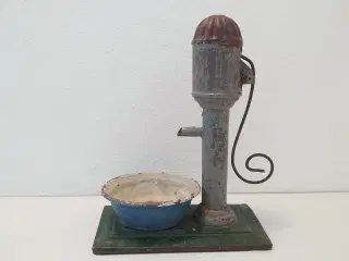 Gammel velfungerende vandpost i blik. H 18,5cm.