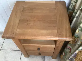 2 stk sengeborde i egetræ