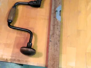 Værktøj - borsving med skralde og vaterpas 63 cm.