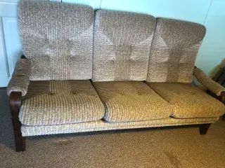 Treer sofa med 4 stole. 