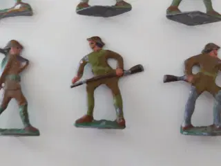 92 stk miniature tinfigurer af soldater, biler mm.