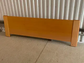 Sengegavl med 2 sengeborde i bøgetræ