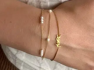 YSL armbånd i guldfarve. 