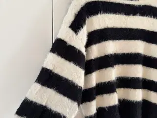 Sort/hvid stribet sweater 