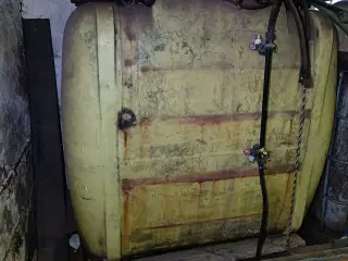 - - - - - - Vandtank/lagertank