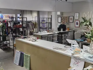 Regulært flot butikslokale. Butik. Showroom. Kontor. Lager. Værksted og lign