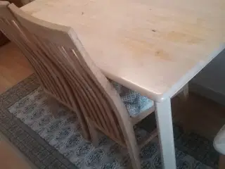 Køkken borde med stole 