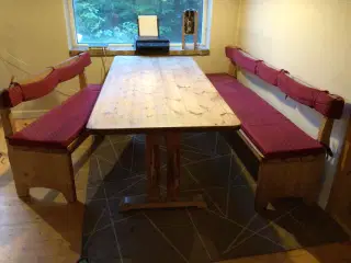 Fyrtræsbord med 2 bænke. 