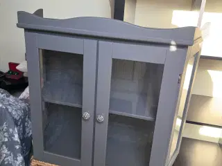 Vitrine skab med glas låger.       SOLGT