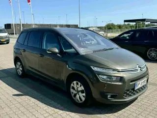 7 person bil med træk 4500kr/måned fri km