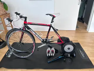 Tacx Flux 2 med cykel og tilbehør 