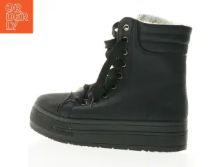 Sorte forede sneakers (str. 37)