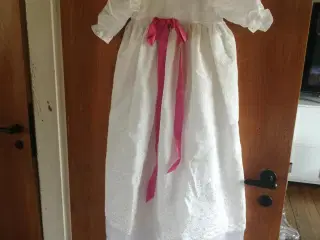 Dåbskjole med lyserød sløjfe