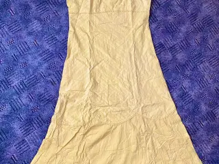 Broderet gul kjole