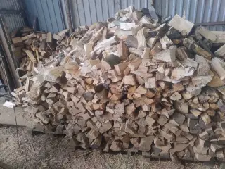 Pejsebrænde, kløvet. Nåletræ og løvbrænde blandet