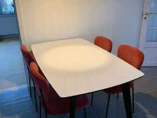 Spisebord inkl 2 tillægsplader