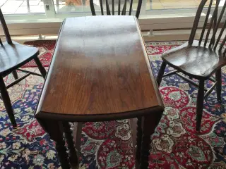 Spisebord i lakeret mørkt egetræ 