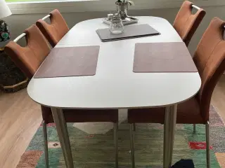 Exlusivt spisebord med plade og 4 stole