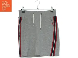 Grå sporty nederdel med stribedetalje fra Lemon Beret (str. 152)